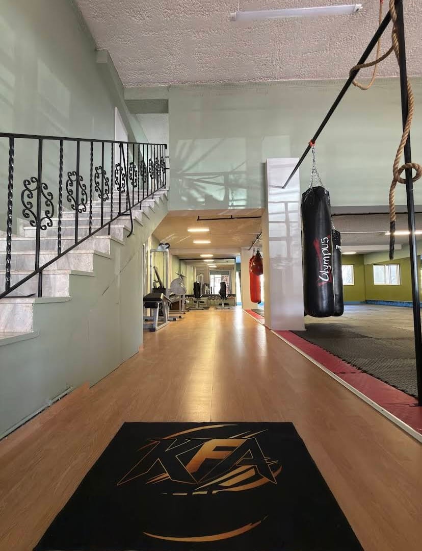Μέσα στην Kallistis Fight Academy — είσοδος και χώρος προπόνησης